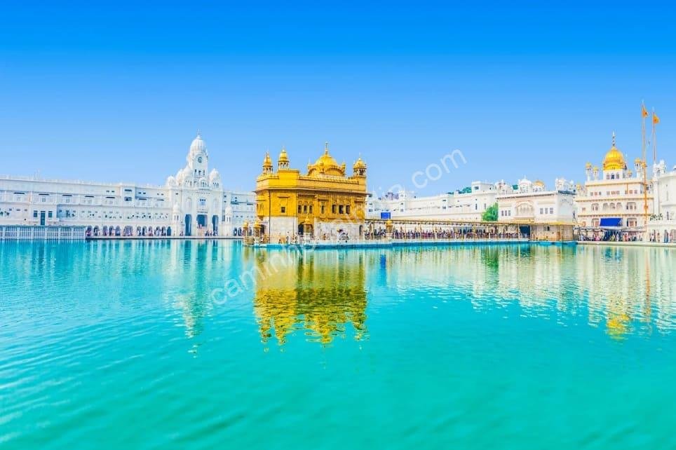 Vista bonita do Templo Dourado em Amritsar, com restaurantes próximos que oferecem chole bhature típico da região