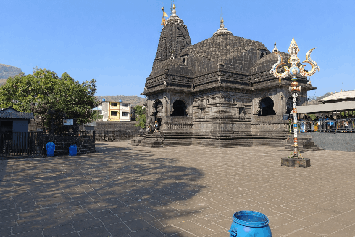 templo-trimbakeshwar-shiva-maharashtra-india Templo Trimbakeshwar dedicado a Shiva, localizado em Maharashtra, Índia, um dos doze Jyotirlingas mais sagrados do hinduísmo.