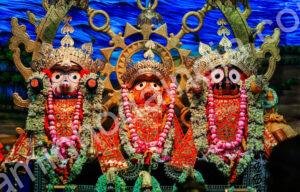 As três divindades principais do Rath Yatra — Lorde Jagannath, Balabhadra e Subhadra — decoradas em cores vibrantes durante o festival em Puri, Índia