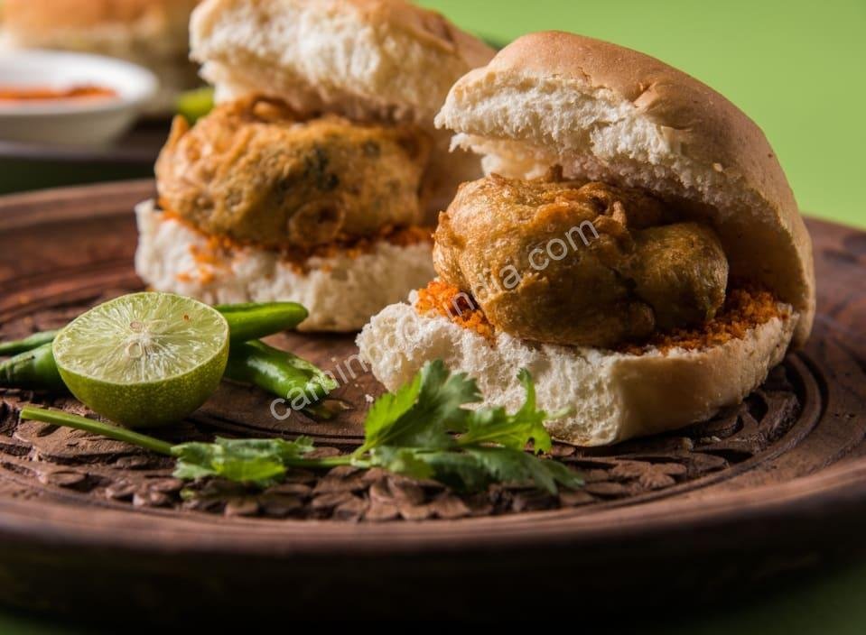 O clássico vada pav de Mumbai, recheado com chutney seco e picante, uma explosão de sabor em cada mordida