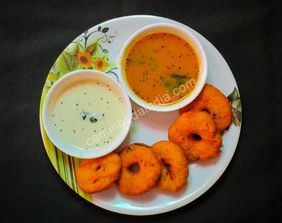 Vada servido com chutney e sambar — um clássico e delicioso lanche do sul da Índia