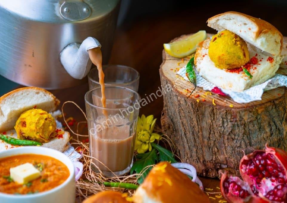 Vadapav acompanhado de uma xícara de chai — a combinação perfeita que aquece o coração dos moradores de Mumbai nas tardes de chuva