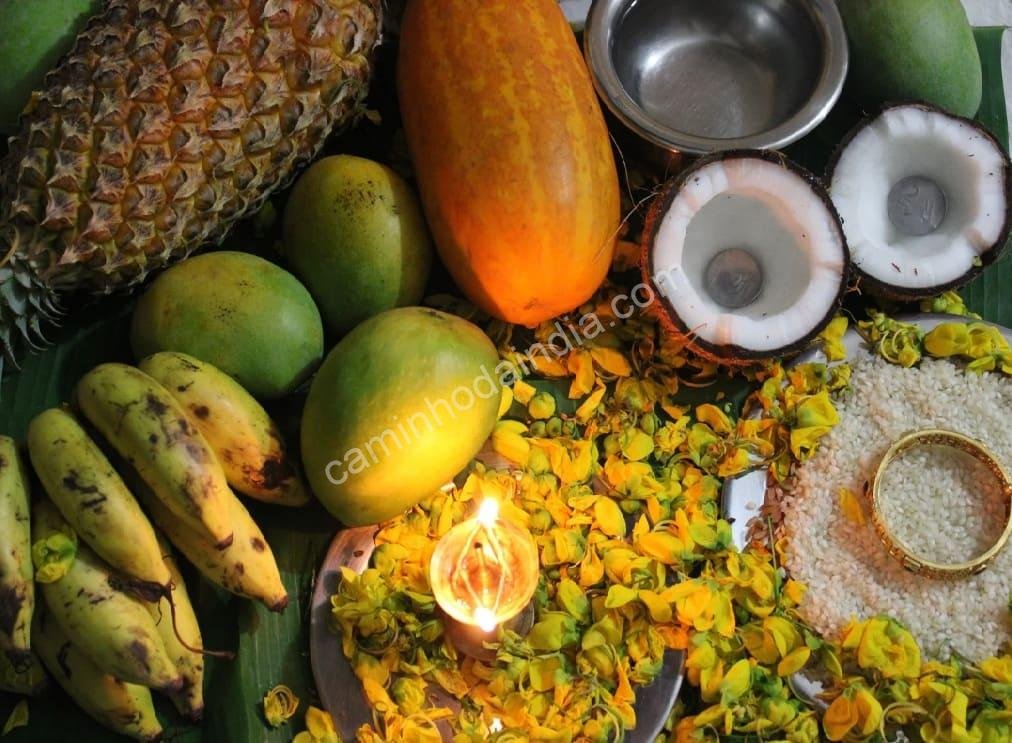 Vishukani tradicional decorado com espelho, frutas, arroz e lâmpada de óleo durante o festival de Vishu em Kerala
