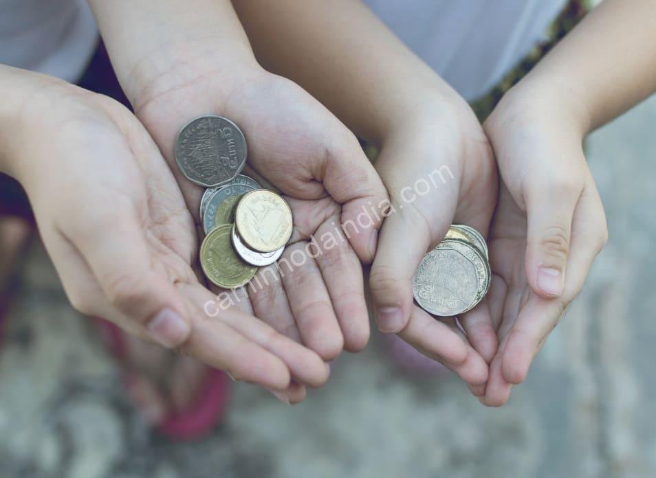 vishukanineetam-tradicao-kerala Durante o Vishukanineetam, os mais velhos presenteiam os mais jovens com dinheiro e boas vibrações para um novo começo próspero