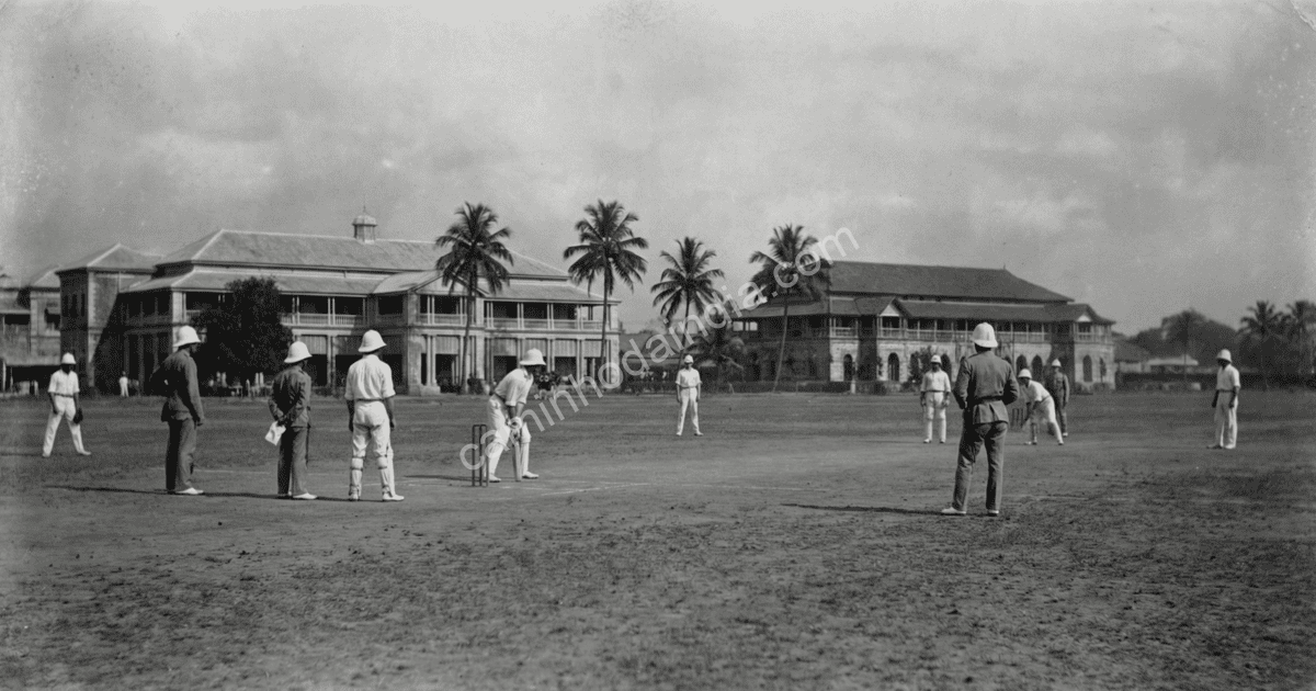 Foto antiga de mais de um século mostrando oficiais britânicos jogando críquete em Mumbai