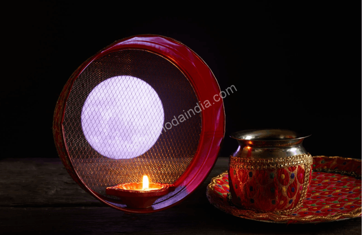 Mulheres observando a lua através de uma peneira durante o ritual de Karva Chauth