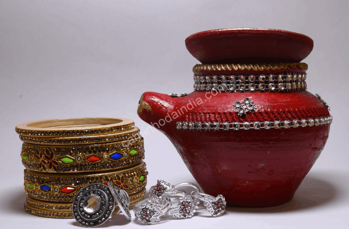 karva-vaso-de-barro-simbolo-karva-chauth Karva, vaso de barro tradicional usado no festival Karva Chauth