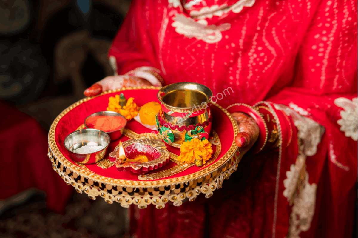 mulher-carregando-thali-materiais-puja-ritual Mulher carregando um thali com materiais de puja para Karva Chauth