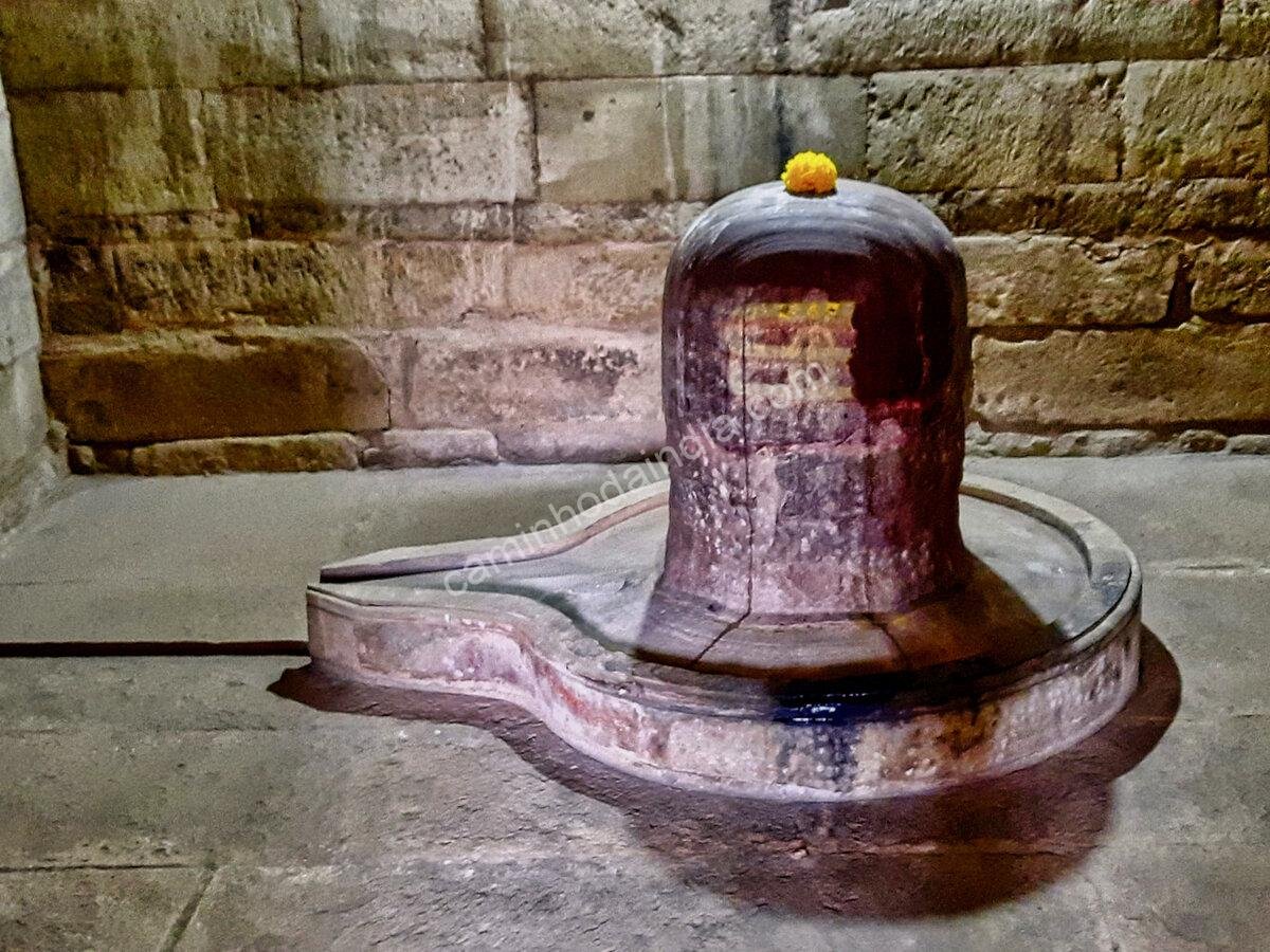 shiva-lingam-templo-sakor-damoh-madhya-pradesh-550ce Shiva Lingam em templo antigo de Sakor, distrito de Damoh, Madhya Pradesh, período do Império Gupta, cerca de 550 d.C.