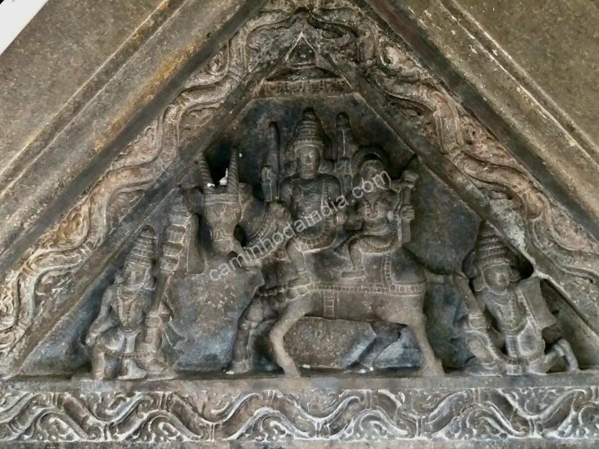 shiva-parvati-nandi-panchalingeshwara-sedam-chalukya-xi-seculo Escultura de Shiva e Parvati sobre Nandi no complexo de templos Panchalingeshwara, Sedam, Karnataka, dinastia Chalukya de Kalyani, século XI