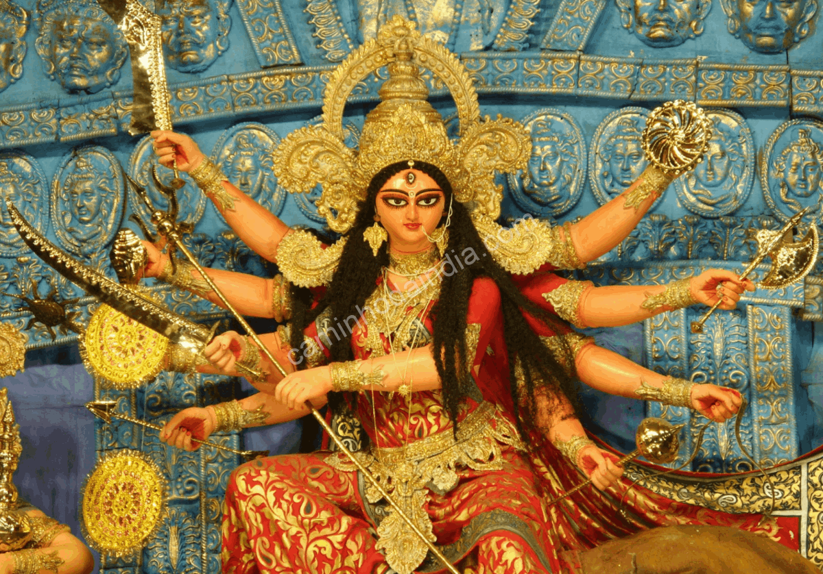 Ídolo da deusa Durga em um mandap decorado durante a celebração de Durga Pooja