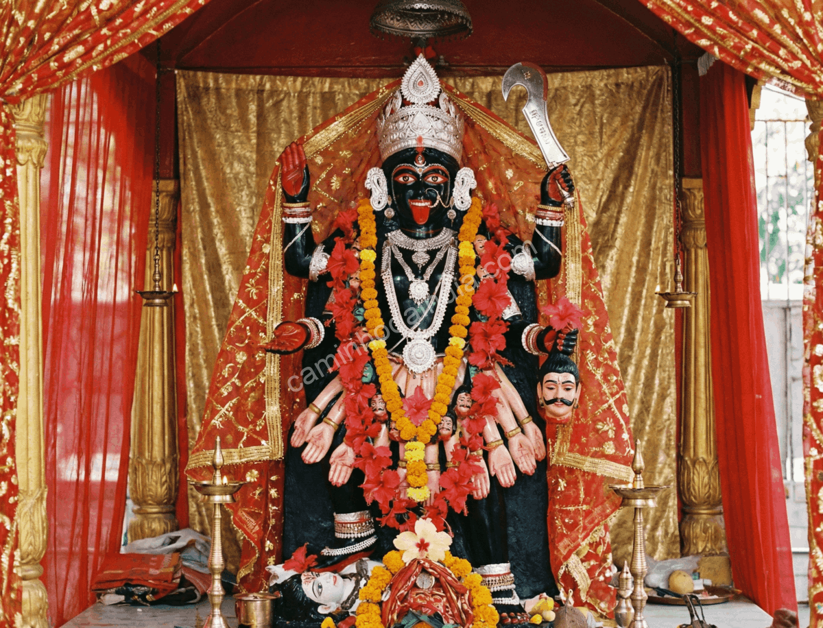 Ídolo da deusa Kali em um mandap decorado para celebração ritual