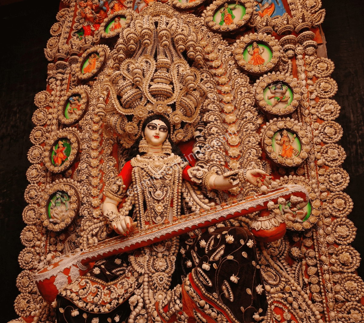 saraswati-idolo-bengala-ocidental Belo ídolo da deusa Saraswati em Bengala, decorado para celebração tradicional