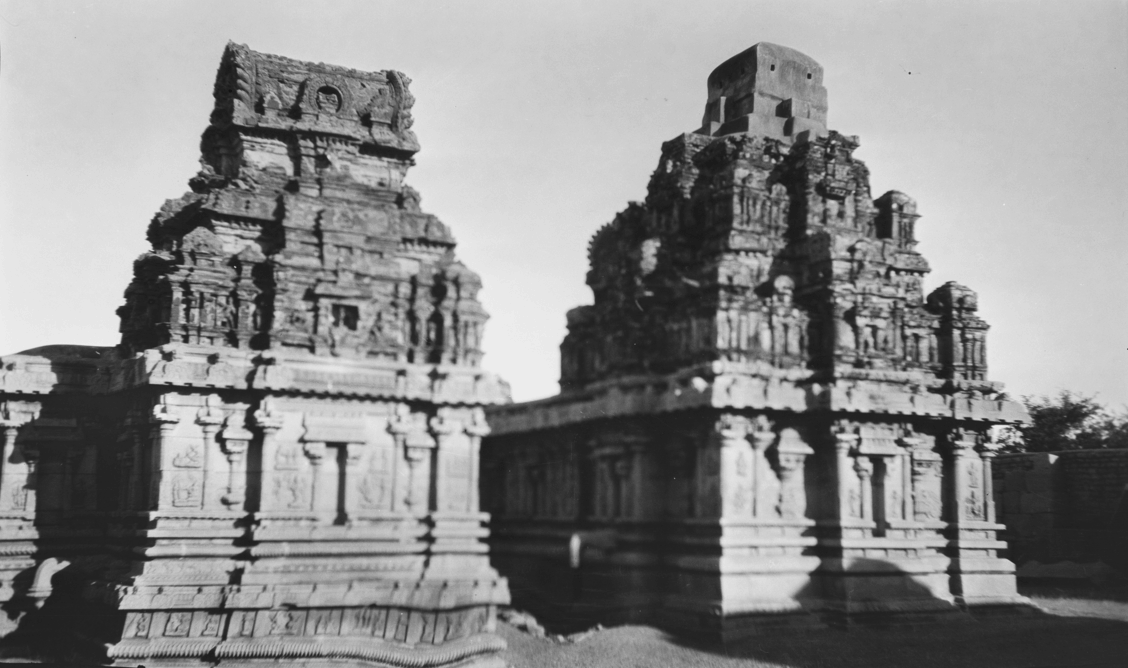 Fotografia histórica de 1923 do Templo Hazara Rama em Hampi, Karnataka, mostrando a estrutura antiga e seus relevos esculpidos