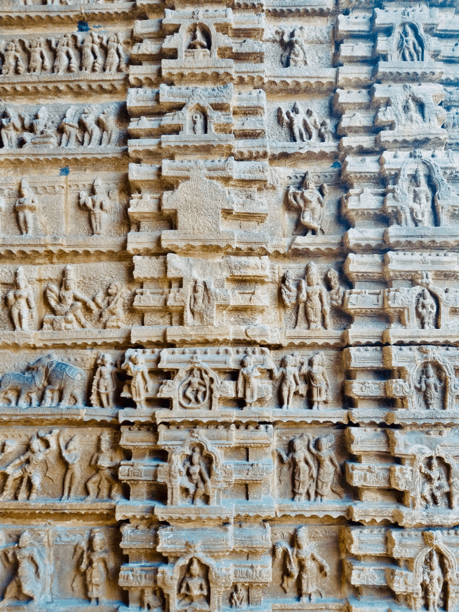 inscricoes-ramayana-templo-kodandarama-vontimitta Detalhes das inscrições esculpidas em pedra no Templo Kodandarama, em Vontimitta, representando episódios do épico Ramayana com rica arte tradicional