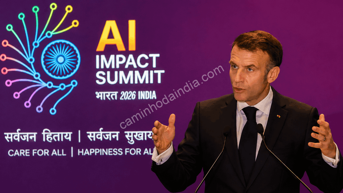 Emmanuel Macron discursando durante uma cúpula sobre inteligência artificial na Índia, onde destacou o UPI como um exemplo de infraestrutura digital e inovação em pagamentos instantâneos